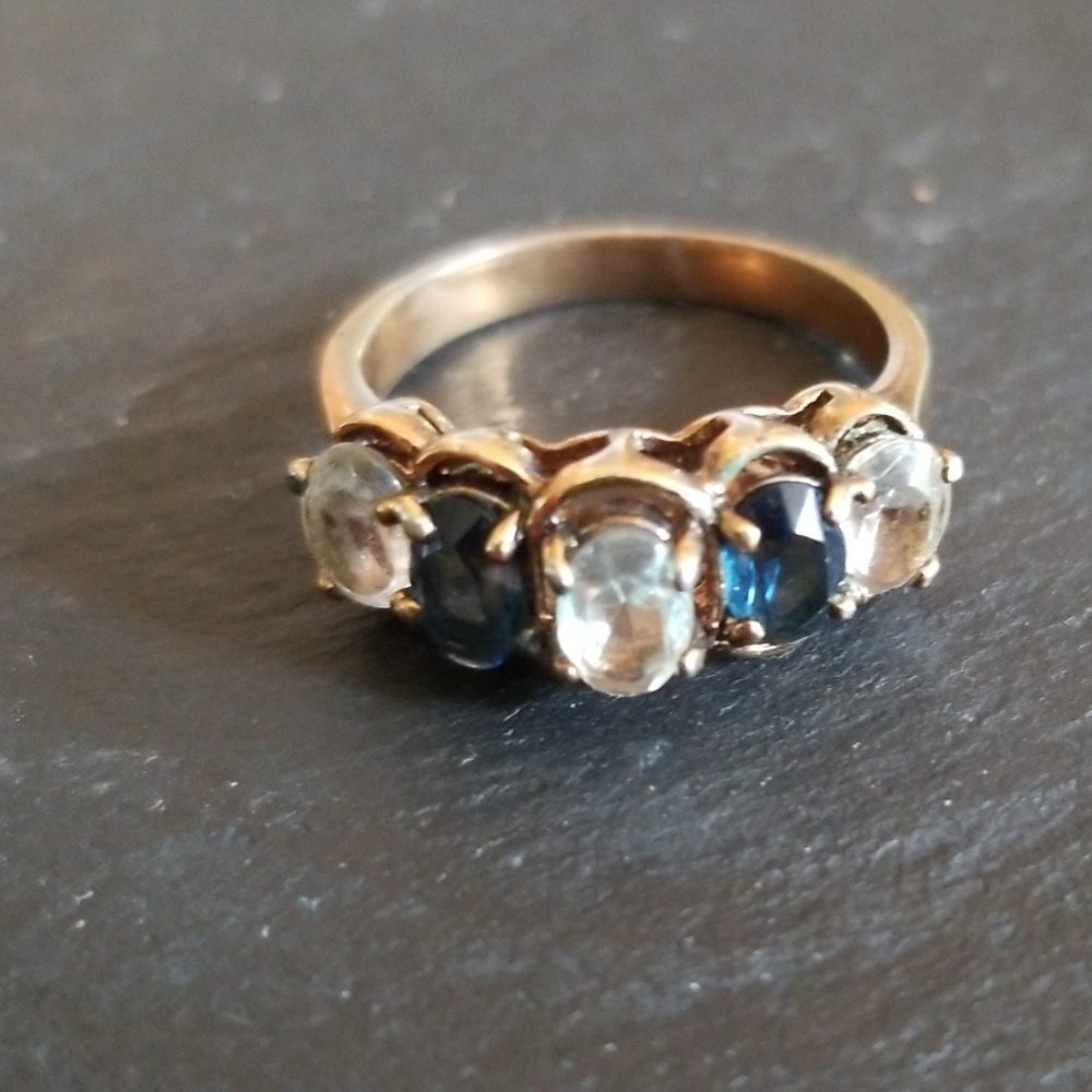 Saffire and gold ring